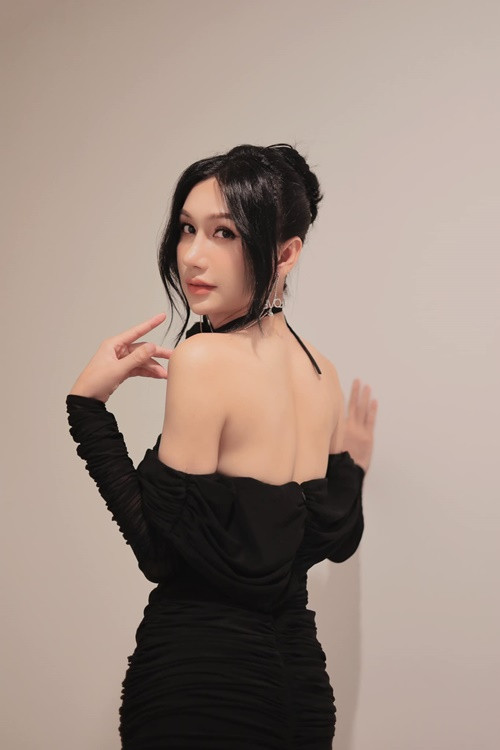 Nữ ca sĩ chuyển giới diện áo trễ vai tôn vóc dáng.