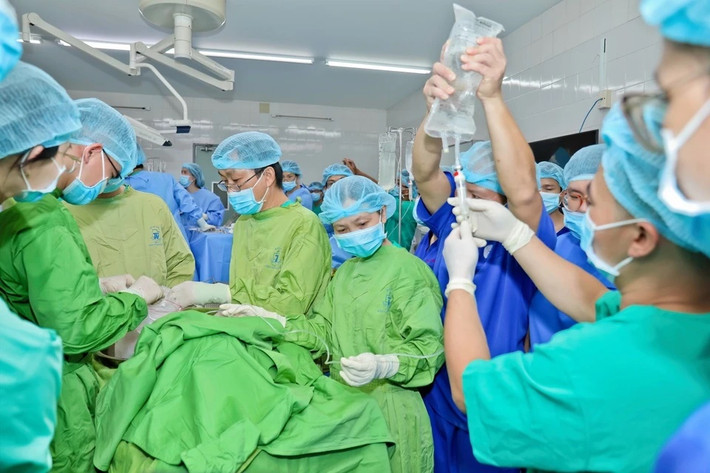 Sau khi lấy xong tạng, ê-kíp phẫu thuật nhanh chóng bảo quản, gấp rút vận chuyển đến các bệnh viện đang có người bệnh đợi sẵn.