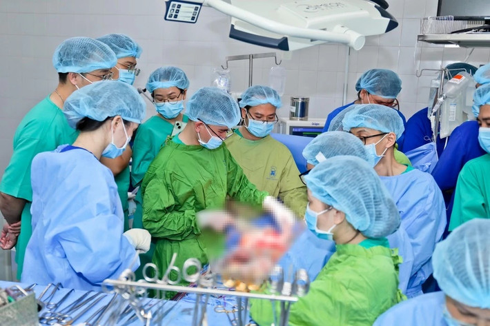 Hai quả thận được ghép cho 2 bệnh nhân tại Bệnh viện Thống Nhất. Đây là ca ghép thận thứ 19 của đơn vị này và là trường hợp ghép thận đầu tiên trên người bệnh chết não. Giác mạc của nam thanh niên được ghép cho 2 bệnh nhân tại Bệnh viện Trung ương Huế.
