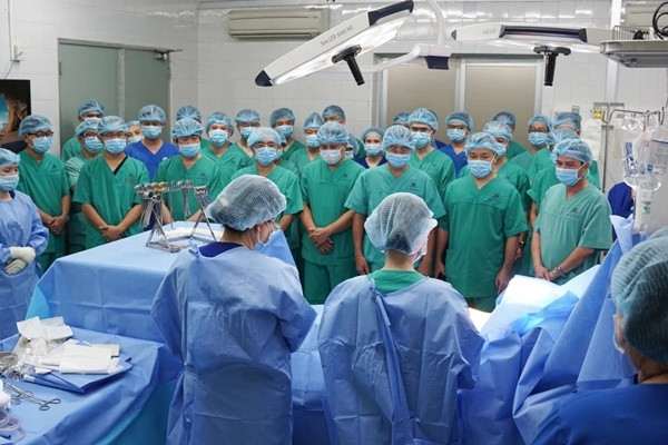 Các chuyên gia đã thống nhất bắt đầu phẫu thuật lấy tạng vào lúc 10 giờ 45 phút ngày 24/11. Trước khi phẫu thuật lấy tạng, hàng chục y bác sĩ cúi đầu tri ân nam thanh niên 18 tuổi vì nghĩa cử cao đẹp. “Không cứu được cháu thì có thể cứu được thêm nhiều người khác”, mẹ của bệnh nhân nghẹn ngào chia sẻ.