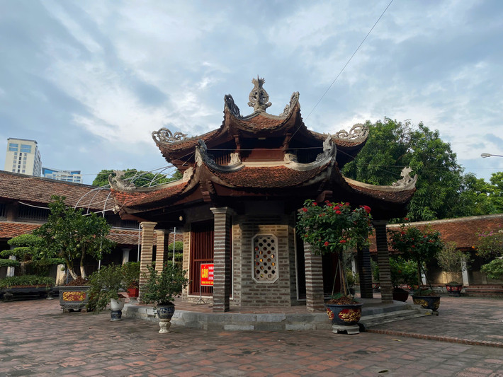 Giữa sân chùa có phương đình với mặt bằng hình bát giác, hai tầng mái, là nơi đặt tượng thiền sư Từ Đạo Hạnh. Phần đỉnh nóc của nhà bát giác có họa tiết hình 4 con phượng đang múa (phượng vũ). Tầng mái bên trên đắp 8 con rồng cuộn tượng trưng cho sự tồn tại của 8 triều vua nhà Lý, tầng mái phía dưới lại đắp hoạ tiết những dải sấu miệng ngậm các đầu đao hài hòa.