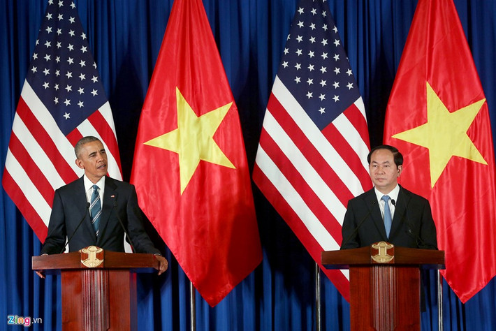 Tại buổi họp báo chung với Chủ tịch nước Trần Đại Quang, Tổng thống Obama tuyên bố Mỹ gỡ bỏ hoàn toàn cấm vận vũ khí đối với Việt Nam. Qua quyết định bỏ cấm vận, ông Obama khẳng định: "Chúng ta chính thức bình thường hoá quan hệ, trong đó bao gồm cả về quốc phòng". Ảnh: Anh Tuấn.