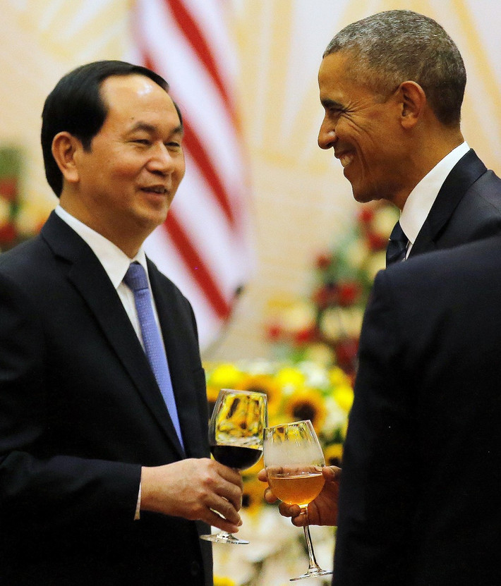 Tổng thống Obama và Chủ tịch nước Trần Đại Quang cùng nâng ly trong tiệc chiêu đãi. Đánh giá bước tiến nổi bật trong quan hệ song phương, Chủ tịch nước Trần Đại Quang khẳng định hơn 20 năm kể từ khi thiết lập quan hệ ngoại giao tháng 7/1995 đến nay, quan hệ hai nước có bước tiến quan trọng trong nhiều lĩnh vực. Tại tiệc chiêu đãi, Tổng thống Obama dẫn câu tục ngữ "Ăn quả nhớ kẻ trồng cây" khi nhắc tới những người đã vun đắp mối quan hệ đối tác toàn diện Việt - Mỹ hiện nay. Ảnh: Reuters