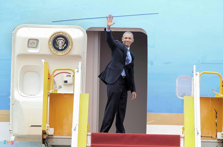 12h40, đoàn xe của Tổng thống Obama bắt đầu rời khỏi GEM Center để ra sân bay Tân Sơn Nhất. Trên các tuyến đường đến sân bay, hàng nghìn người dân vẫy chào đoàn xe của ông Obama trong tiếng hò reo. 13h, Tổng thống Barack Obama lên chuyên cơ, kết thúc chuyến thăm Việt Nam và đến Nhật Bản dự Hội nghị Thượng đỉnh G7. Vị tổng thống da màu đầu tiên của Mỹ vẫy tay chào tạm biệt mọi người với nụ cười rạng rỡ. Ảnh: Hải An
