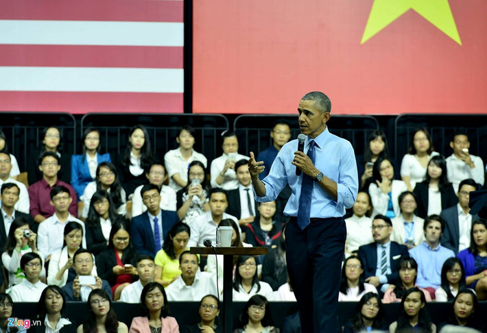 Sáng 25/5, Tổng thống Mỹ Barack Obama dự cuộc trao đổi với hơn 600 bạn trẻ của Sáng kiến Thủ lĩnh Trẻ Đông Nam Á (YSEALI) tại TP HCM. Sau phát biểu mở đầu, Tổng thống Obama cởi áo vest, xắn tay áo trò chuyện cùng các bạn trẻ Việt Nam. Ảnh: Lê Quân