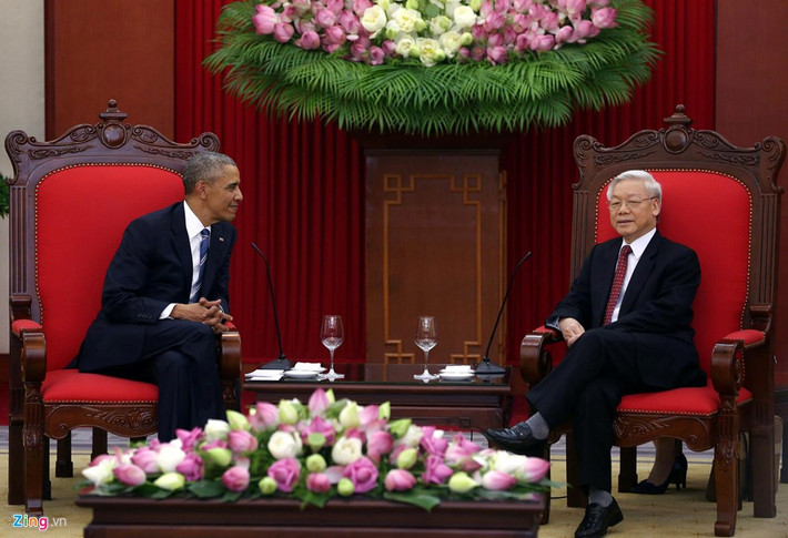 Chiều cùng ngày, Tổng thống Obama gặp Thủ tướng Nguyễn Xuân Phúc tại Văn phòng Chính phủ và hội kiến Tổng Bí thư Nguyễn Phú Trọng. Tại cuộc tiếp, Tổng Bí thư Nguyễn Phú Trọng bày tỏ vui mừng gặp lại Tổng thống Barack Obama tại Việt Nam; đánh giá cao ý nghĩa và tầm quan trọng chuyến thăm của Tổng thống Barack Obama, coi đây là sự tái khẳng định cam kết của lãnh đạo hai nước đối với quan hệ Đối tác toàn diện Việt - Mỹ. Ảnh: Anh Tuấn
