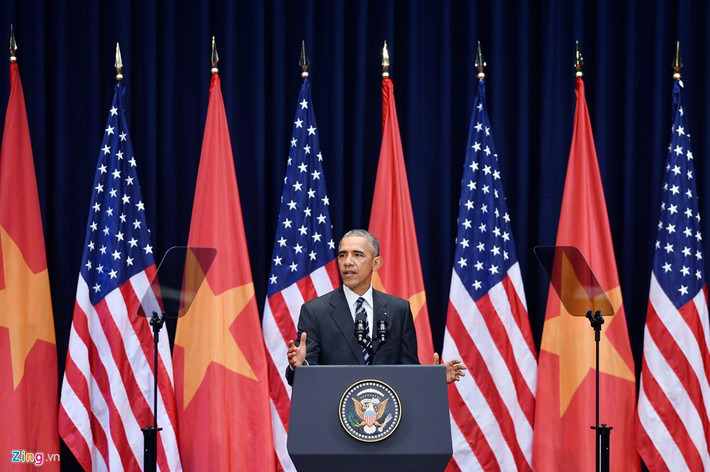 Phát biểu trước giới trẻ Việt Nam tại Trung tâm Hội nghị Quốc gia sáng 24/5, Tổng thống Obama cảm ơn sự chào đón nồng nhiệt mà chính phủ, người dân Việt Nam đã dành cho ông và khẳng định “sự thân thiện của người Việt Nam đã chạm đến trái tim tôi". Trong bài phát biểu, ông nhấn mạnh giá trị lịch sử khi trích dẫn câu nói "Sông núi nước Nam vua Nam ở" của Tướng Lý Thường Kiệt. Tổng thống đồng thời hoan nghênh những thành tựu của Việt Nam, cam kết giúp Việt Nam thực hiện TPP và bày tỏ hy vọng hướng về tương lai trong quan hệ hai nước. Lãnh đạo Mỹ lẩy câu Kiều nổi tiếng của đại thi hào Nguyễn Du: “Rằng trăm năm cũng từ đây. Của tin gọi một chút này làm ghi” làm lời kết cho bài phát biểu đầy ý nghĩa. Ảnh: Hoàng Hà.