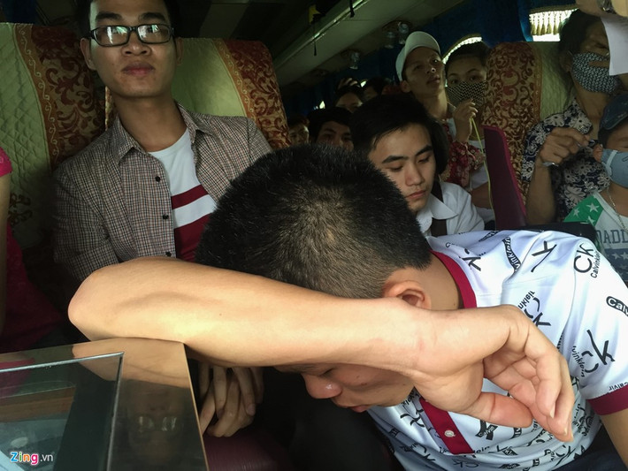 Nhiều hành khách mệt mỏi vì sự chật chội và không khí ngột ngạt trên xe.