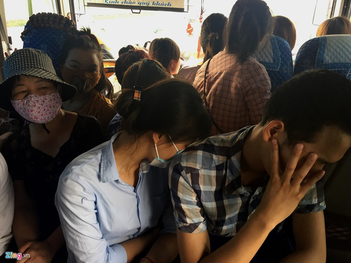 Khu vực buồng lái xe khách Phượng Hưng không còn chỗ trống, hành khách không thể nhúc nhích.