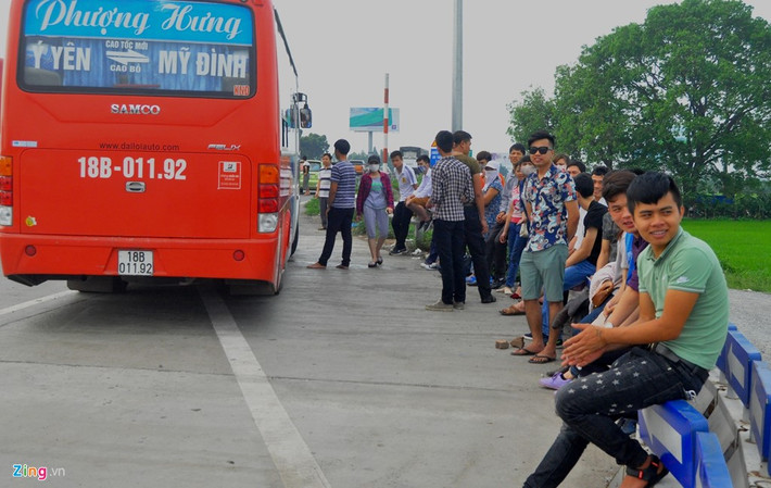 Trao đổi với Zing.vn, trung tá Trần Minh Thu - Đội trưởng Đội 7 cho biết, riêng ngày 3/5, đơn vị xử lý hàng chục xe khách chở quá người. Phần lớn các tuyến xe tuyến ngắn như Nam Định, Thái Bình, Thanh Hóa vi phạm nhiều hơn cả.