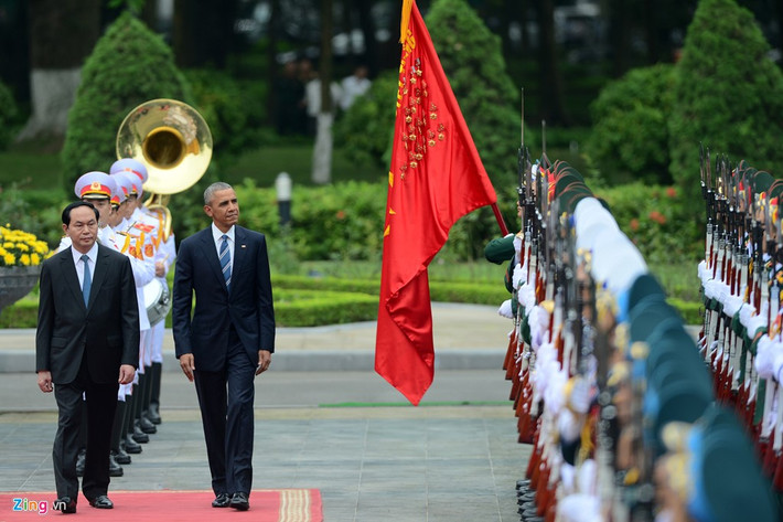 Lễ đón chính thức ông Obama do Chủ tịch nước Trần Đại Quang chủ trì diễn ra lúc 10h30. Sau nghi lễ duyệt đội danh dự Quân đội nhân dân Việt Nam, hai nhà lãnh đạo đã đến chào và bắt tay các quan chức hai nước. Ảnh: Anh Tuấn