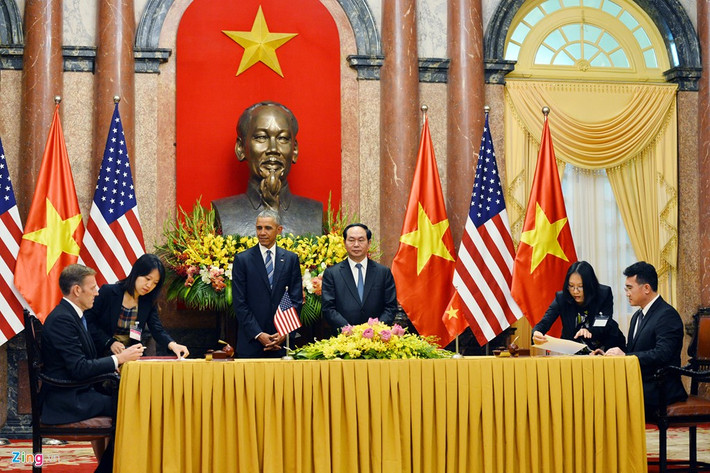 Trong khuôn khổ ngày làm việc đầu tiên, Chủ tịch nước Trần Đại Quang và Tổng thống Barack Obama đã tham gia lễ ký các văn kiện hợp tác song phương. Dưới sự chứng kiến của hai nhà lãnh đạo, hãng hàng không Vietjet Air và Tập đoàn chế tạo máy bay Boeing của Mỹ đã ký kết hợp đồng đặt mua 100 tàu bay B737 MAX 200, trị giá lên tới 11,3 tỷ USD. Một hợp đồng khác được hãng này ký kết cũng trong buổi lễ này với Pratt & Whitney thuộc Tập đoàn United Technologies Corp, với trị giá lên tới 3,04 tỷ USD. Ảnh: Hoàng Hà