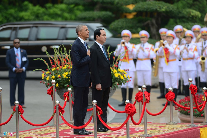 Chủ tịch nước Trần Đại Quang đón người đứng đầu Nhà Trắng tại Phủ Chủ tịch, trước khi bắt đầu lễ đón chính thức theo nghi lễ nhà nước sáng 23/5. Trong ảnh, Chủ tịch nước Trần Đại Quang và Tổng thống Mỹ Barack Obama trên bục chào cờ khi quân nhạc cử lần lượt quốc thiều hai nước. Ảnh: Anh Tuấn