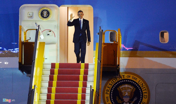 Tổng thống Mỹ Barack Obama có chuyến thăm và làm việc tại Việt Nam trong 3 ngày từ 23 đến 25/5. Tối 22/5, chuyên cơ Air Force One của Tổng thống Barack Obama tới Hà Nội. Tổng thống Obama vẫy tay chào sau khi bước ra khỏi chuyên cơ. Ảnh:Hoàng Hà.