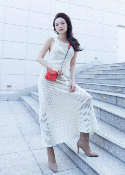 Hình ảnh “nửa kín nửa hở” của Minh Hằng nhận được sự ủng hộ của nhiều fan.