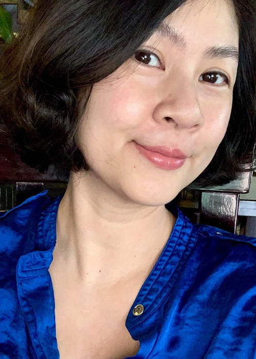 Với hai bàn tay trắng, không chỗ dựa, Kim Thư vất vả làm lại từ đầu. Cô bán xôi, cơm phần. Nữ diễn viên phải tự làm tất cả mọi công đoạn từ 3h sáng đến 6h chiều, quên cả ăn cơm. Kim Thư cũng tiết kiệm chi tiêu, không dám mua đồ hiệu suốt nhiều năm. Ảnh: FB Kim Thư