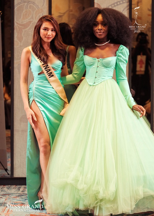 Trong buổi nhận sash, Thùy Tiên diện bộ váy lụa màu xanh cắt xẻ táo bạo. Ảnh: Miss Grand International