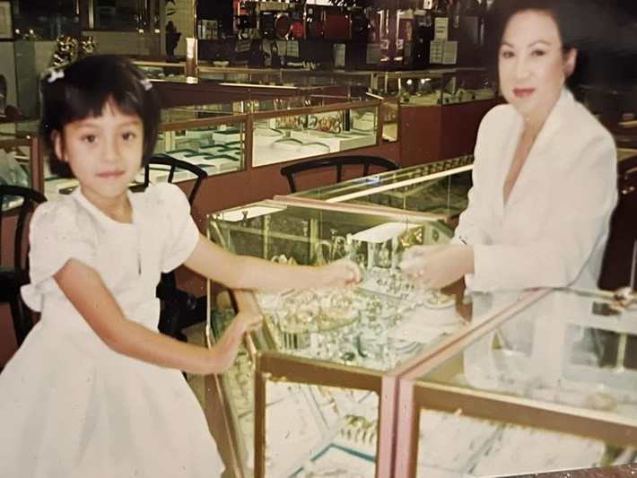 Mẹ của Trizzie Phương Trinh trông nom Wendy từ khi cô nhóc mới 2 tuổi. Bà nhắn nhủ con gái nuôi quá cố trong ngày lễ cúng thất 49 ngày: “Mặc dù mẹ không sinh con ra nhưng mẹ thương con như con ruột, mẹ thương con từ lúc chị Trizzie đưa con về với gia đình. Con nói với mẹ là con mồ côi qua Mỹ, con muốn làm con của mẹ, mẹ chấp nhận ngay. Có những lúc con trách mẹ “tại sao ai hỏi mẹ, mẹ cứ nói con là con nuôi mà không nói con là con ruột?”. Mẹ chỉ biết làm thinh không trả lời vì sợ con buồn".