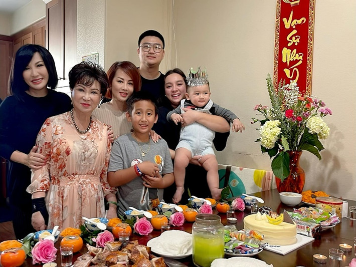 Sau khi Phi Nhung qua đời, Trizzie Phương Trinh và gia đình của cô càng quan tâm, yêu thương Wendy Phạm - con gái Phi Nhung. Mới đây, vợ cũ của Bằng Kiều đăng tải hình ảnh cô và mẹ đẻ đến mừng con trai thứ hai của Wendy tròn 1 tuổi.