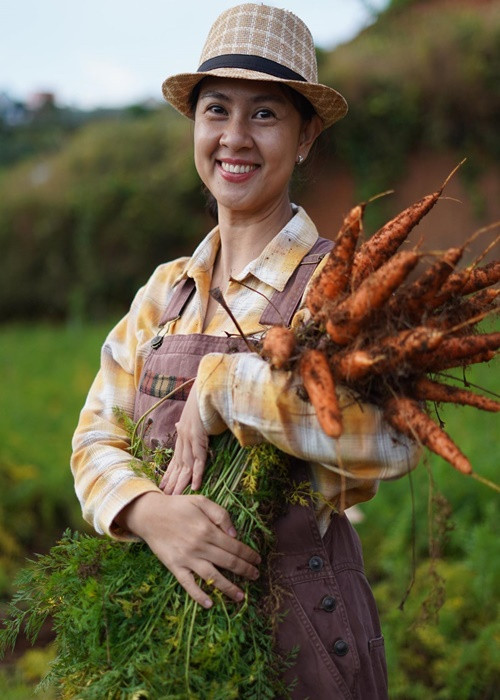 Vợ cũ của Phước Sang bức xúc: “Tôi thừa biết các anh chị quan sát hoạt động kinh doanh hàng ngày của tôi. Tôi chẳng nợ nần gì anh chị mà tôi phải ngại. Nhưng tôi vẫn rất tử tế nói rõ về cuộc sống của tôi hiện nay, thậm chí kể câu chuyện chính mẹ và chị ruột của tôi cũng là nạn nhân của anh Sang cách đây 10 năm, hậu quả kéo dài đến bây giờ. Thế mà các anh chị vẫn áp đặt là đời tôi không trả thì con tôi phải trả thay cho bố chúng. 10 năm nay tôi không ngừng nỗ lực kiếm cơm nuôi đại gia đình tôi từ những việc làm lao động chân tay để kiếm từng vài chục nghìn, những lúc khốn khó không thấy chủ nợ nào đến? Giờ đây tôi một mình gầy dựng quán với biết bao nhiêu tủi nhục, đau khổ là để các anh chị ngang nhiên đến tấn công tôi? Đừng nghĩ tôi có tóc mà nắm. Tôi nhấn mạnh tôi không một chút liên quan gì đến Phước Sang”. Ảnh: FB Kim Thư