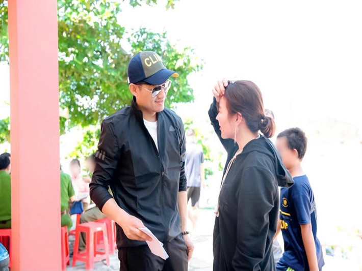 Mới đây, doanh nhân Nguyễn Ngọc Tiền khoe Quý Bình là người chồng, người cha tốt. “Anh, người đàn ông luôn giữ lửa trong gia đình, dứt khoát trong hành xử và bản lĩnh đầy đủ của 1 người chồng, người cha. Yêu thương, che chở vợ con là vô bờ bến, thay đổi cái tính ngông của vợ và dạy con là khỏi phải bàn tới luôn. Chúc anh, chàng trai tháng 11 có 1 ngày sinh nhật đầy yêu thương từ những người thân bên cạnh và cả những người thân đang ở cách xa về địa lý”, nữ đại gia viết.
