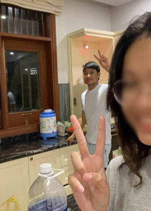 Quý Bình và con gái của doanh nhân Ngọc Tiền vui vẻ chụp ảnh selfie.