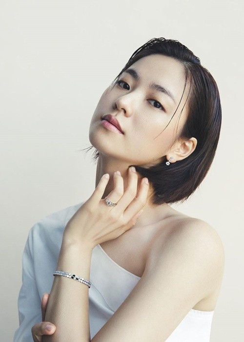 Jeon Yeo Bin có vẻ đẹp lạ, thần thái sắc lạnh. Ảnh: Fanpage Jeon Yeo Bin