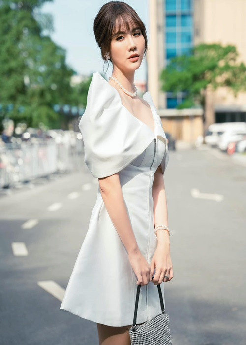 Năm 2019, thông tin Huyền Lizzie ly hôn chồng đại gia Lynh Hoàng sau 5 năm gắn bó khiến nhiều người bất ngờ. Nữ diễn viên cho biết, cô ly thân gần 2 năm rồi mới ly dị.
