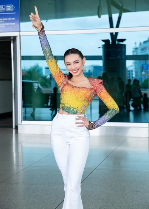 Tại sân bay sang Thái Lan, Thùy Tiên diện áo lục sắc, muốn lan tỏa thông điệp ủng hộ cộng đồng LGBT. Ảnh: FB Thùy Tiên