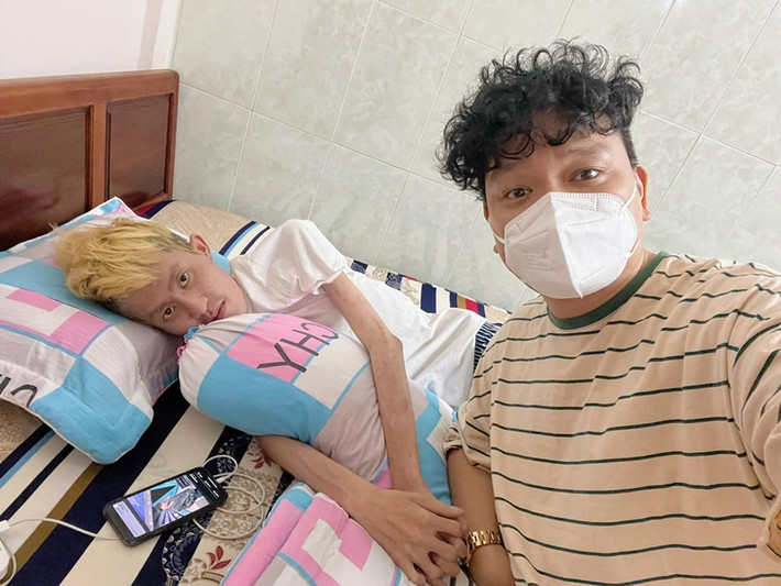 Người nhà của Chí Thành chia sẻ trên Zing: “Mấy ngày nay, Thành ăn uống được nên khuôn mặt đỡ hốc hác. Sức khỏe ổn định, tỉnh táo hơn trước. Tuy nhiên, tinh thần của Thành sa sút và bi quan". Ảnh: FB Trịnh Tú Trung
