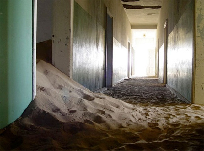 Năm 2002, một công ty tư nhân địa phương được trao quyền quản lý Kolmanskop và biến nơi đây thành địa điểm du lịch để du khách vào trong khám phá, chụp ảnh.