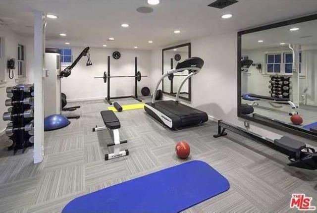 Phòng gym với đa dạng thiết bị tập luyện là nơi lý tưởng để cựu thiên thần Victoria's Secret như Miranda Kerr - vợ của Evan Spiegel giữ được vóc dáng siêu mẫu.