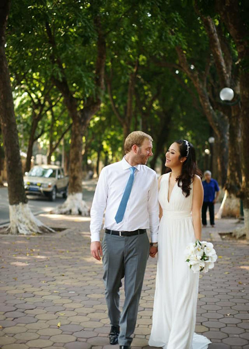 Ngô Phương Lan có bố mẹ đều công tác trong ngành ngoại giao. Năm 2007, cô đăng quang cuộc thi Hoa hậu Thế giới người Việt.