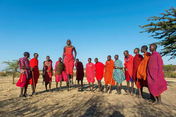 Sinh sống ở phía nam Kenya và phía bắc Tanzania, Maasai là một bộ lạc bán du mục có truyền thống độc đáo. Người đứng đầu bộ lạc sẽ được chọn qua "adumu" - một cuộc thi nhảy cao. Thành viên nào nhảy cao nhất sẽ là người đảm nhiệm vị trí này.