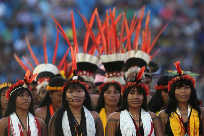Bộ lạc Kayapo tại Brazil sống ở một khu vực rộng lớn trong rừng rậm nhiệt đới Amazon. Từ "kayapó" nghĩa là "những người trông giống khỉ" có lẽ xuất phát từ phong tục đeo mặt nạ khỉ của những người đàn ông trong bộ lạc này.