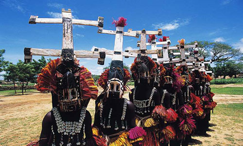 Bộ lạc Dogon ở Mali hiện còn khoảng 400.000 - 800.000 người. Họ được biết đến với truyền thống mang bản sắc riêng từ những tác phẩm kiến trúc, điêu khắc cho tới những điệu nhảy với những chiếc mặt nạ kỳ lạ.