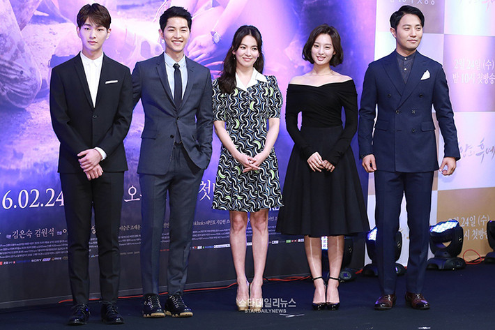 Song Hye Kyo và Song Joong Ki nên duyên từ bộ phim "Hậu duệ mặt trời". Năm 2017, đôi uyên ương kết hôn. Thế nhưng, chỉ sau 2 năm, Song Joong Ki đệ đơn ly hôn Song Hye Kyo.