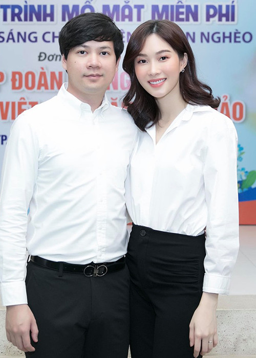 Trên trang cá nhân, Hoa hậu Đặng Thu Thảo chia sẻ hình ảnh chuyến đi từ thiện mới nhất của cô và ông xã Trung Tín.