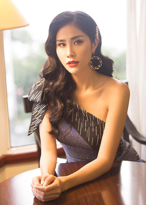Hoàng Hạnh mạnh dạn thử tông make up sắc sảo, mái tóc uốn xoăn nhẹ bồng bềnh và mặc chiếc váy lệch vai gợi cảm.
