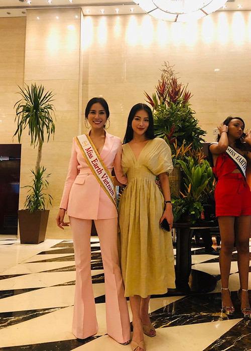 Khi vừa bước vào cuộc thi, Hoàng Hạnh đã gặp gỡ đương kim Hoa hậu Trái đất Phương Khánh. Chia sẻ trên Zing, Hoàng Hạnh thừa nhận cô gặp áp lực vì thành tích của Phương Khánh.