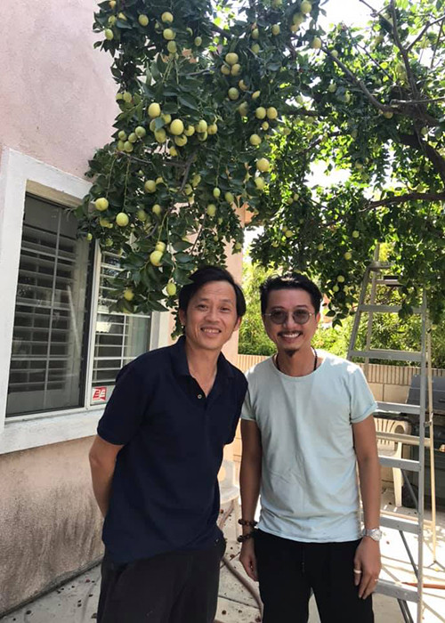 Hứa Minh Đạt được Hoài Linh hỗ trợ từ diễn kịch dài, đóng cặp với Hoài Linh trong nhiều tiểu phẩm.