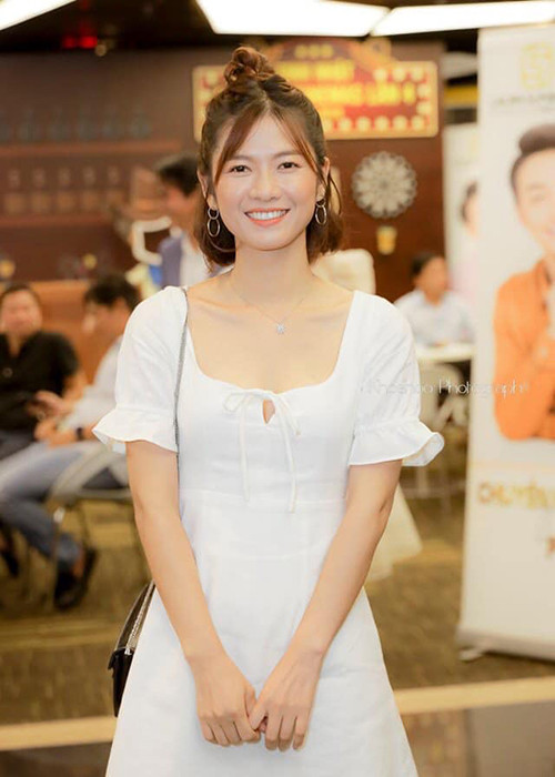 Thời còn bé, Oanh Kiều ước mơ trở thành ca sĩ, diễn viên. Đến năm học cấp 3, cô chọn ngành diễn viên.