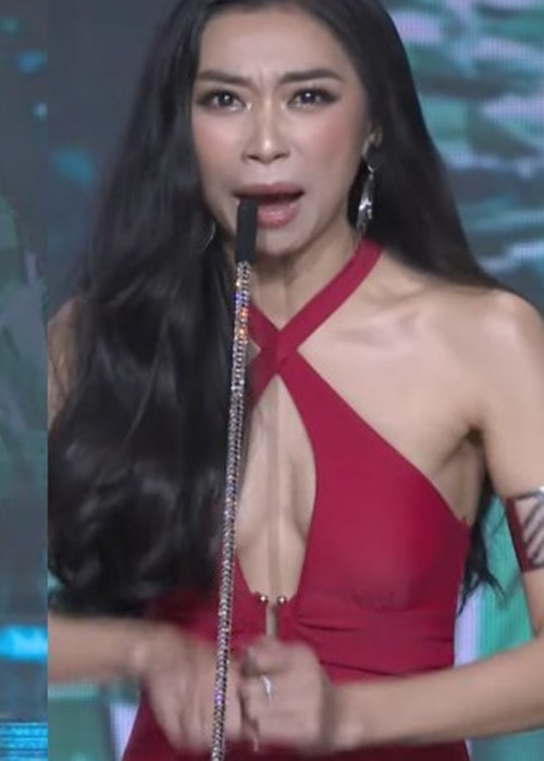"Huỳnh Thới Ngọc Thảo - Miss Grand “Bình Bình Bình” Dương", cô hô tên. Nhiều người đánh giá phần thể hiện của Ngọc Thảo không khác gì màn đánh trống trên sân khấu. Ảnh: Yan