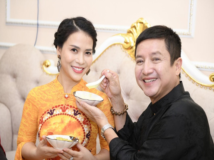 "Táo Giao thông" dành những cử chỉ tình tứ cho nửa kia. Ảnh: FBNV