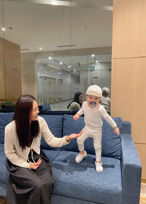 Ngay khi lộ diện, bé Liam chiếm được cảm tình của khán giả yêu mến Dương Cẩm Lynh bởi vẻ ngoài đáng yêu.