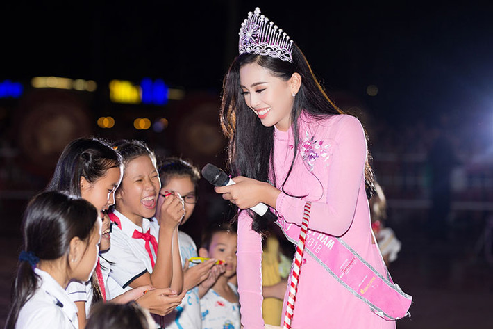 Hoa hậu Trần Tiểu Vy vừa góp mặt trong chương trình “Đêm rằm Trung thu 2018” tại quê nhà Quảng Nam.