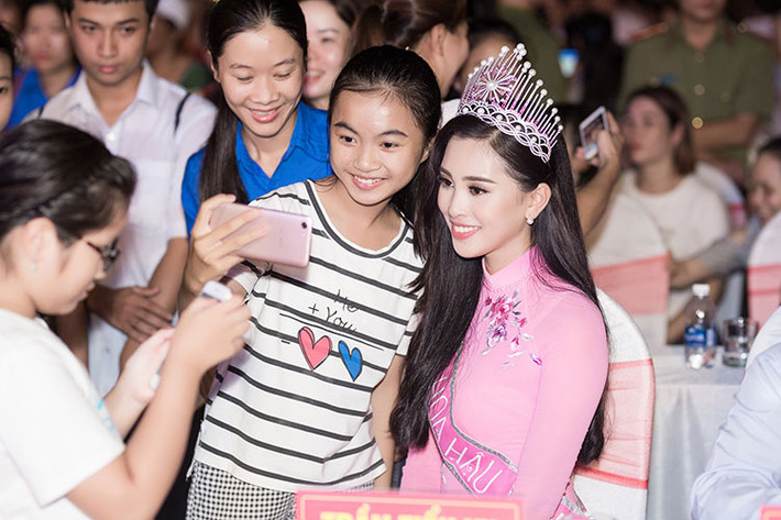 Không ít fans nhí vui mừng khi được chụp ảnh cùng Hoa hậu Tiểu Vy.