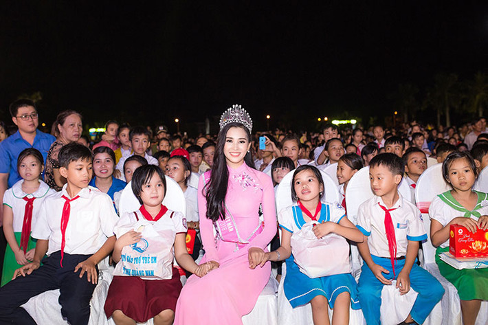 Người đẹp được chào đón nồng nhiệt ngay từ giây phút ban đầu cho đến khi kết thúc chương trình.