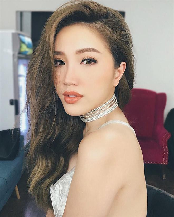Luôn không ngừng đổi mới hình ảnh để trở nên đa dạng hơn trong mắt người hâm mộ, Bảo Thy giờ đây "chốt hạ" với kiểu trang điểm đậm nét phương Tây với mắt sắc và môi dày gợi cảm. Nhan sắc "thăng hạng" trong thời gian trước đó của Bảo Thy từng khiến người hâm mộ phải ghen tị. Bên cạnh nét đẹp tự nhiên vốn gây "mê đắm" lòng người, người đẹp tuổi 30 còn biết lựa chọn cách trang điểm hợp với khuôn mặt của mình để trở nên long lanh hơn. Không chỉ sở hữu nhan sắc trẻ trung, thân hình thon gọn của người đẹp cũng không hề thua kém bất cứ mỹ nhân nào của showbiz Việt. Với hình thể đẹp xuất sắc, ca sĩ Bảo Thy luôn tự tin khoe dáng trong những bộ áo tắm hai mảnh vô cùng gợi cảm.