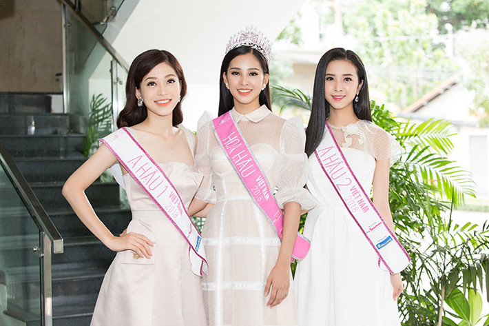 Do lịch trình giao lưu dày đặc, trong một ngày Tiểu Vy, Phương Nga và Thúy An đã thay 5 bộ trang phục để xuất hiện trước công chúng.
